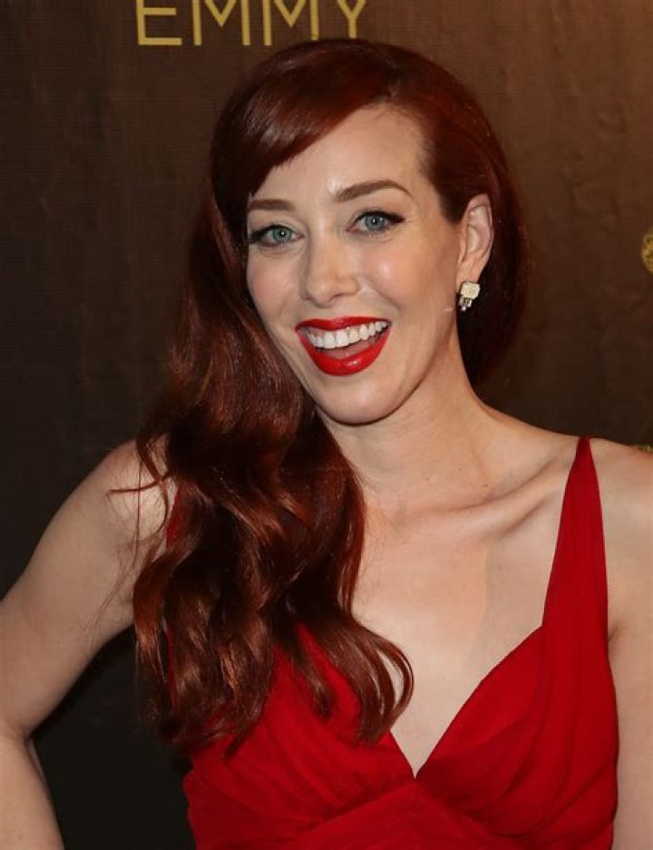 Alie Ward Biography, Age, Height, Husband, Net Worth, Family ·
