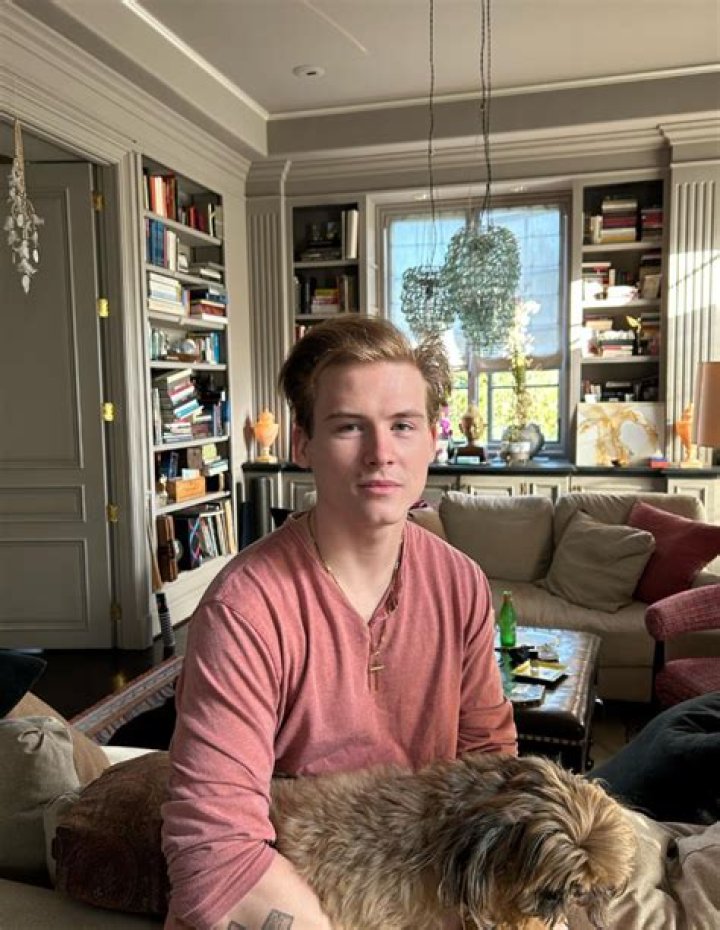 Roan Joseph Bronstein - VibeJolt
