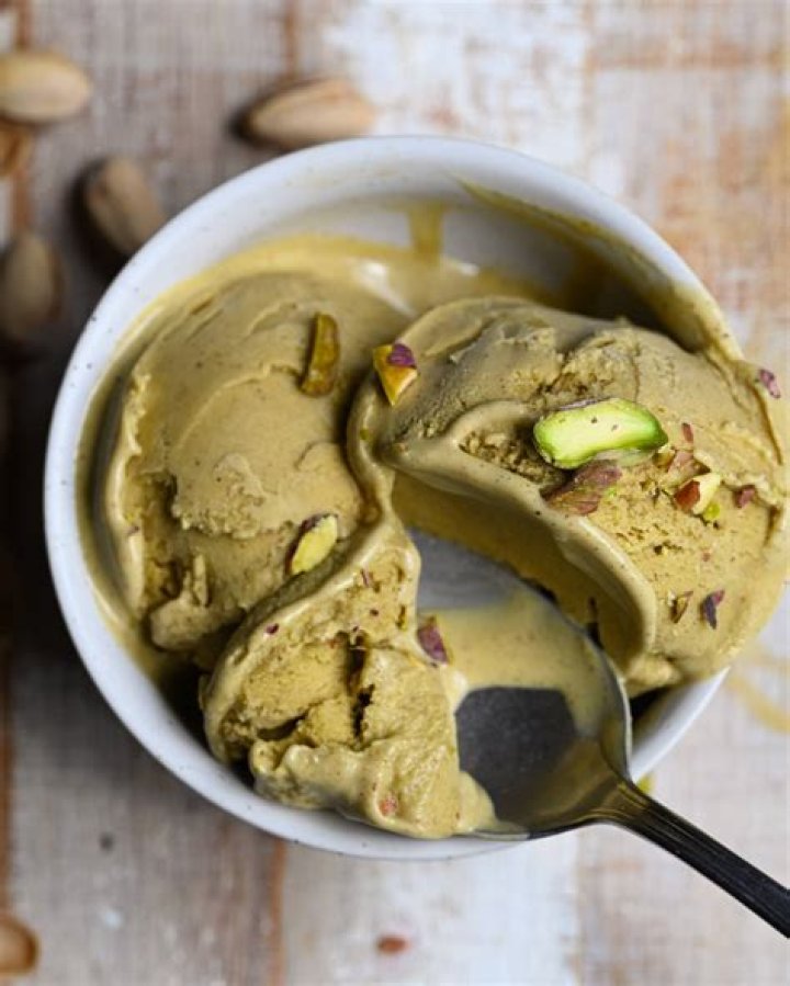What goes well with pistachio ice cream?