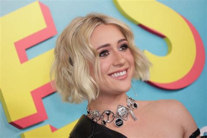 Who is Lizee Broadway? Truth about Tanner Buchanan's rumored girlfriend as he kisses Addison Rae at ·